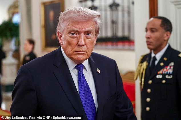 अमेरिका इराणी कमांड आणि कंट्रोल सुविधा नष्ट करत असताना ट्रम्प जवळजवळ अमर्यादित शस्त्रास्त्रांचा पुरवठा करतात