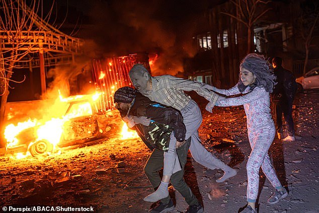 इराणवरील अमेरिकेच्या हल्ल्यांबद्दल पेंटागॉनने केईर स्टाररला ‘व्हाईनी आणि क्लचिंग फॉर पर्ल’ची निंदा केली कारण केमी बॅडेनोच म्हणतात की तो त्याच्या घटकांना घाबरतो.