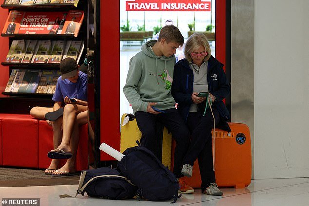 मध्यपूर्वेत अडकलेल्या ऑस्ट्रेलियन लोकांनी युद्धाच्या अल्प-ज्ञात नियमाचे उल्लंघन केल्यास $77,700 दंड आकारण्याचा धोका आहे: ‘तुम्हाला तुरुंगात टाकले जाऊ शकते’