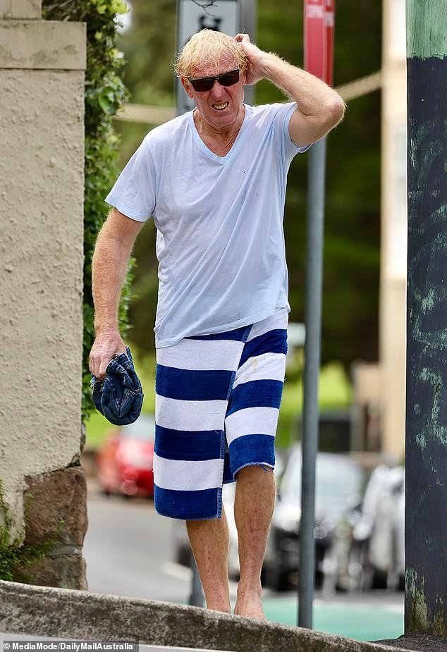 डेव्हिड नॉक्स हे वॅलेबीजच्या सुवर्णकाळात रग्बीच्या महान खेळाडूंपैकी एक होते. आता त्याच्या अपार्टमेंट ब्लॉकच्या शेजाऱ्यावर विचित्र हल्ल्याचा आरोप आहे