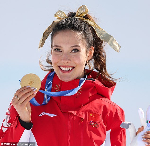 चीनचे प्रतिनिधित्व करण्यासाठी ती यूएसला का परतली हे तिने उघड केल्याने आयलीन गुने जेडी व्हॅन्सवर परतफेड केली