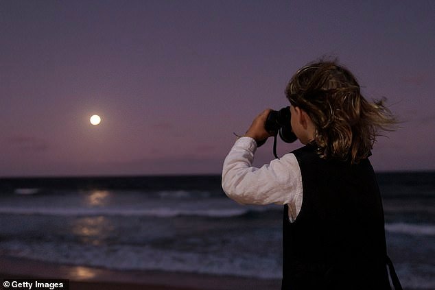 2029 पर्यंतचे शेवटचे ‘ब्लड मून’ एकूण चंद्रग्रहण आज रात्री घडेल – संपूर्ण ऑस्ट्रेलियातील सर्वोत्तम दृश्य कधी मिळेल ते येथे आहे