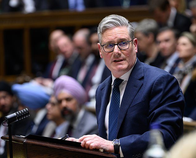 आम्ही समुद्रात युद्धनौका पाठवू शकत नाही, ट्रम्प यांनी ती गोठवली आहे, ब्रिटन हा हसण्याचा स्टॉक आहे… पण एक हताश आणि भ्रमित केयर स्टाररने आग्रह धरला की तो नियंत्रणात आहे…