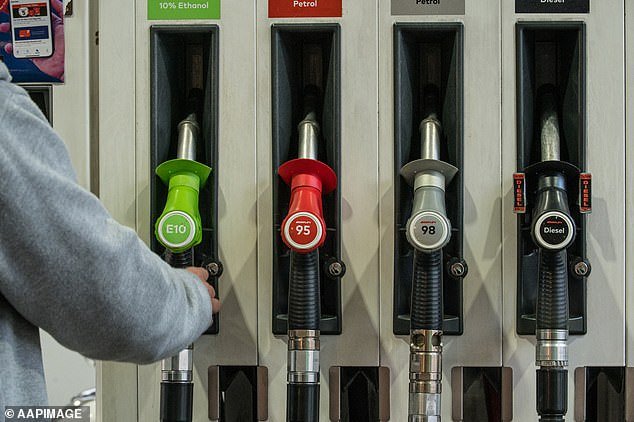 मध्यपूर्वेतील वाढत्या संघर्षामुळे जागतिक बाजारपेठांमध्ये चकमक होत असल्याने केवळ दोन दिवसांत FTSE 100 वरून £100bn पेक्षा जास्त रक्कम नष्ट झाली आहे.