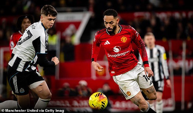 न्यूकॅसल त्यांच्या नियुक्तीसह ‘जगावे किंवा मरतील’ आणि सध्या त्यांना रक्तस्त्राव होत आहे – अशा प्रकारे मॅन युनायटेडने त्यांना त्यांच्या ट्रान्सफर लँडस्केपमध्ये मागे ठेवले आहे, गेल्या उन्हाळ्यात झालेल्या एका विनाशकारी चुकीपासून ते एका क्रूर बदलापर्यंत ज्याने त्यांना मागे सोडले.