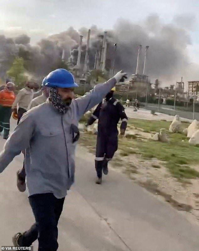 इराणी जनरलने चेतावणी दिली की तेहरान होर्मुझच्या सामुद्रधुनीमध्ये ‘प्रत्येक जहाज जाळून टाकेल’ आणि तेलाची किंमत प्रति बॅरल $ 200 पर्यंत वाढवेल – घाबरून खरेदी सुरू झाल्यामुळे वाहनचालक आधीच पेट्रोलसाठी रांगेत उभे आहेत.