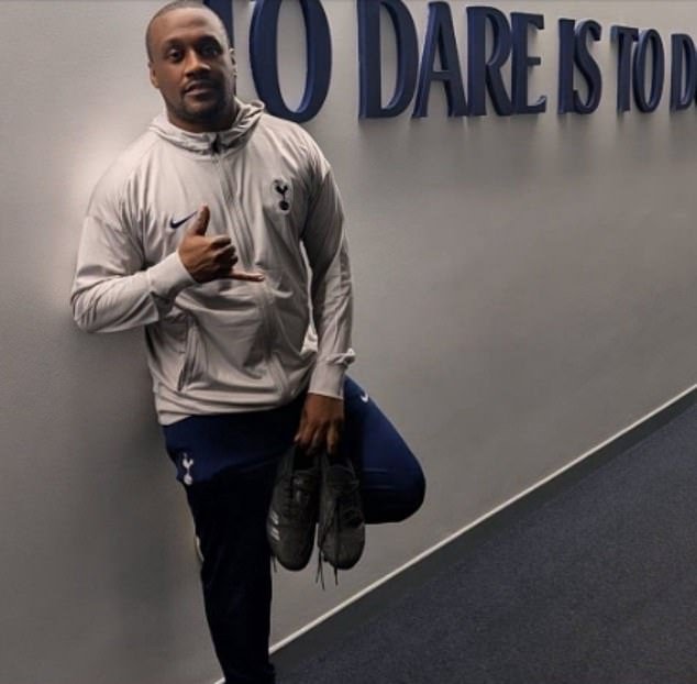 टोटेनहॅम आर्सेनल-सपोर्टिंग स्काउटवर कारवाई करण्याचा विचार करतो ज्याने बॅज त्याच्या त्वचेला स्पर्श न करण्याबद्दल विनोद केला