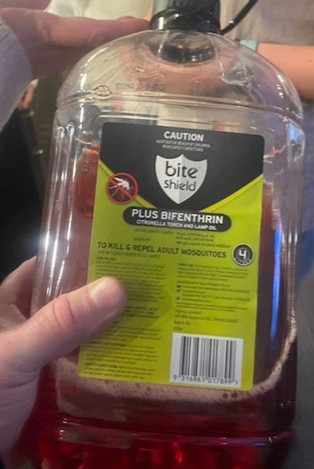 एका रेस्टॉरंटच्या मालकाला त्याच्या कर्मचाऱ्यांनी चुकून लहान मुलांना कीटकनाशक औषध दिल्याने $40,000 चा दंड ठोठावण्यात आला आहे.