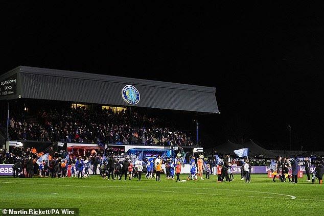 स्टेडियममध्ये आग आटोक्यात आणण्यासाठी अग्निशमन दलाच्या जवानांनी लढा दिल्यानंतर एफए कपच्या नायकांना संशयास्पद ARSON हल्ल्यात लक्ष्य केले गेले – त्यांच्या लीग गेमसह या आठवड्याच्या शेवटी निर्णय घेतला