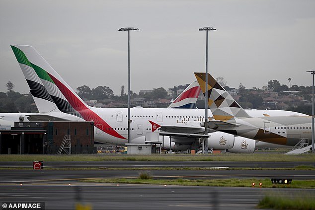 संरक्षण दल मध्यपूर्वेतून ऑस्ट्रेलियन लोकांना बाहेर काढण्याची तयारी करत आहेत, परंतु पेनी वोंग यांनी जोर दिला की व्यावसायिक उड्डाणे वेगवान होतील