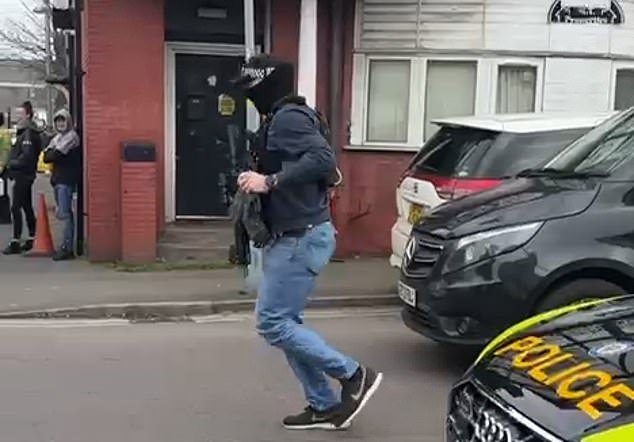 बर्मिंगहॅममधील प्राथमिक शाळेबाहेर एका 32 वर्षीय व्यक्तीला दुसऱ्या पुरुषाला भोसकून आणि एका महिलेला जखमी केल्यानंतर सशस्त्र पोलिसांनी एका 32 वर्षीय व्यक्तीला अटक केली आहे.