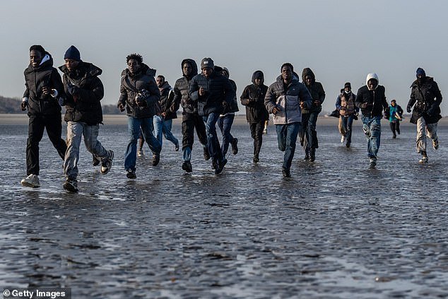 काही तासांपूर्वी शबाना महमूद यांनी सुरू केलेल्या आश्रय सुधारणांमुळे बिनधास्तपणे स्थलांतरितांनी ब्रिटनला जाण्यासाठी फ्रेंच किनारपट्टी ओलांडली.