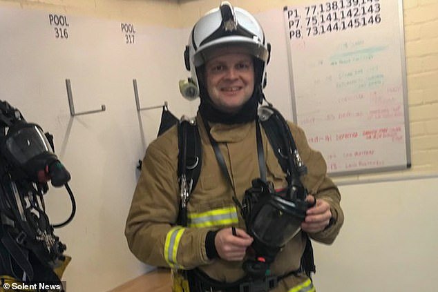 अपंग YouTuber चा फोन कुंपणावर फेकल्याबद्दल ‘अयोग्यरित्या’ काढून टाकल्यानंतर फायर चीफने £4,000 बोनस जिंकला