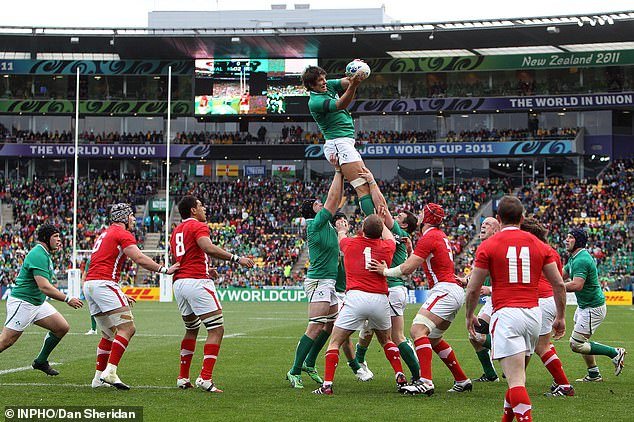 वेल्श रग्बी मैदानावर आणि मैदानाबाहेर गोंधळात आहे, मग अशा भयंकर संकटांमध्ये ड्रॅगनचा शेवट कसा झाला – आणि ते नेहमी आयर्लंडला सामोरे जाण्यासाठी त्यांचा खेळ का वाढवतात?