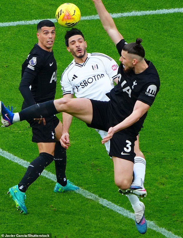 टोटेनहॅमने ‘अप्रासंगिक रेफरिंग’ बद्दल अधिकृत तक्रार सुरू केली कारण संतप्त रिलेगेशन-धमकावलेले स्ट्रगलर्स वादग्रस्त निर्णयावर शोक करतात