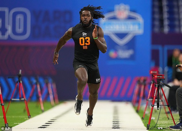 NFL-बद्ध फुटबॉल स्टारला पत्रकारांनी कंबाईनवर एका हृदयद्रावक व्हायरल क्षणात स्नॅप केले