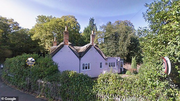 अँड्र्यू माउंटबॅटन-विंडसर एका मालमत्तेवर भाडेपट्टी देत आहे… आणि ते रॉयल लॉज नाही