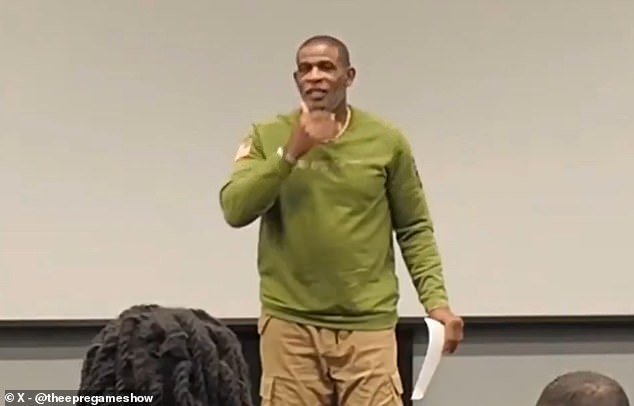 डॉमिनिक पॉन्डरच्या मृत्यूनंतर आपत्कालीन संघाच्या बैठकीतील भावनिक फुटेजमध्ये डिऑन सँडर्सने कोलोरॅडोच्या खेळाडूंना अश्रू ढाळले.