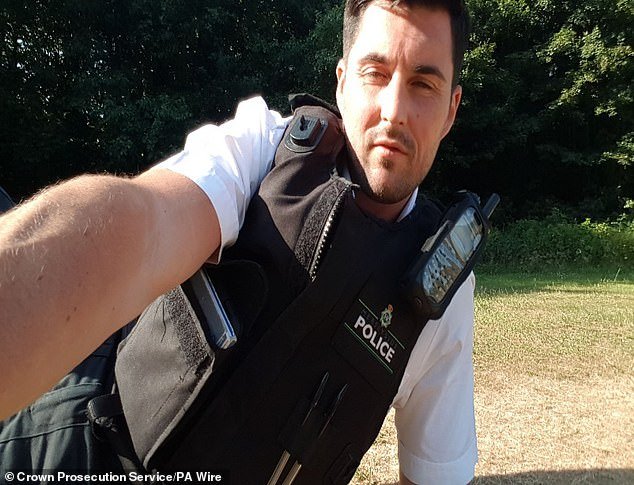 एका किशोरवयीन मुलाची चाकूने वार करून हत्या केल्यावर एका पोलिस अधिकारी ड्युटीवर असताना एका खुनाच्या तपासाच्या ठिकाणी पहारा देत असताना सूर्यप्रकाशात झोके घेतात आणि सेल्फी घेतात, ज्युरी ऐकते.