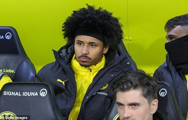 मॅन युनायटेड टार्गेट ‘बोरुसिया डॉर्टमंडबरोबर नवीन करारावर स्वाक्षरी करणे थांबले’ कारण तो प्रीमियर लीगमध्ये जाण्याच्या ‘स्वप्न’ची वाट पाहत आहे