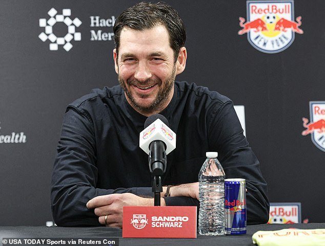 एबरडीनचे चेअरमन डेव्ह कॉर्मॅक यांनी कबूल केले की क्लबच्या व्यवस्थापकाचा शोध ‘लाजिरवाणा’ झाला आहे… जर्मन प्रशिक्षक सँड्रो श्वार्झ हॉटसीटसाठी नवीनतम स्पर्धक म्हणून उदयास आले आहेत