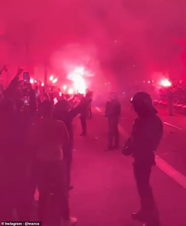 कोपा डेल रेच्या दुस-या लेगमध्ये चार गोलांची कमतरता उलथून टाकण्यासाठी हॅन्सी फ्लिकच्या बाजूने बार्सिलोना अल्ट्राने ‘ॲटलेटिको माद्रिद संघाच्या बसवर हल्ला केला आणि खिडक्या फोडल्या’