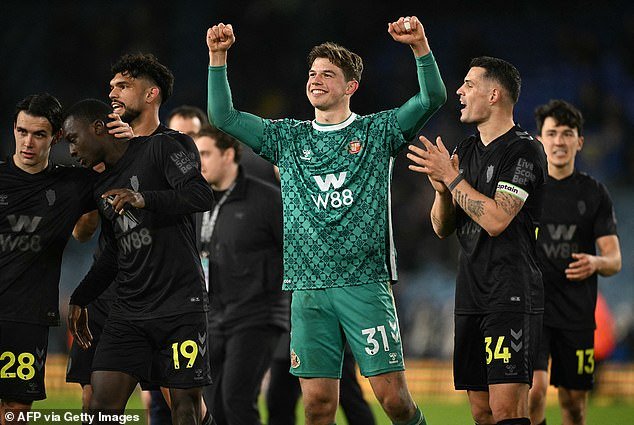 लीड्स युनायटेड 0-1 सुंदरलँड: ब्लॅक कॅट्स कीपर मेलकर एल्बर्गने चव घेण्यासाठी पदार्पण केले कारण पाहुण्यांनी आक्रमकतेच्या आधारे एक जिंकला आणि 40-पॉइंटचा टप्पा गाठण्यासाठी कुत्र्यांचा पाठलाग केला.