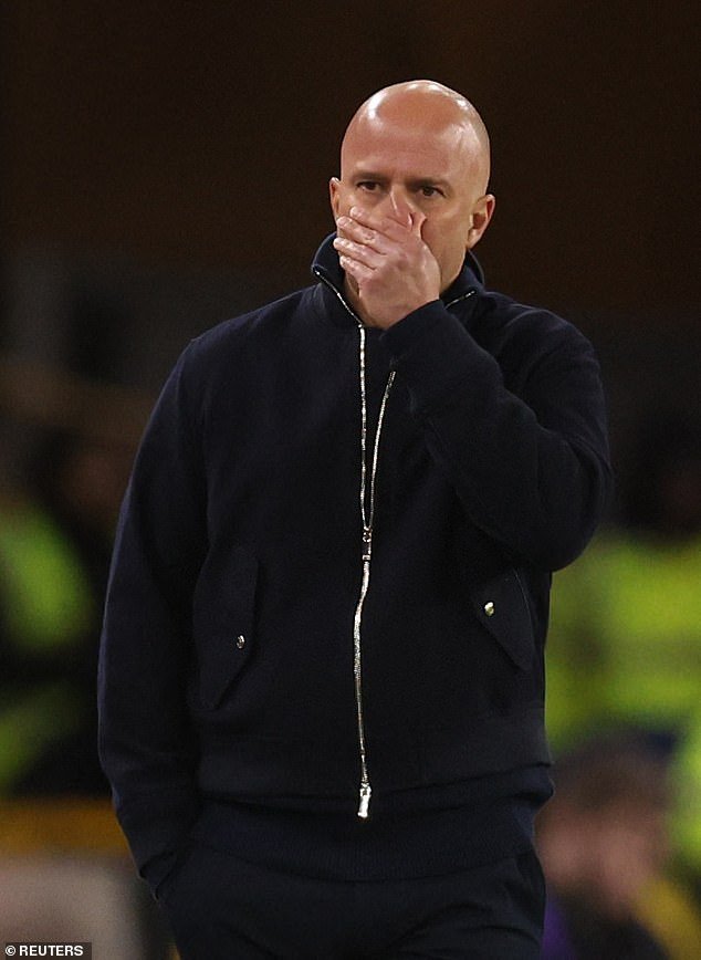 चॅम्पियन्स लीग फुटबॉल शर्यतीत लिव्हरपूल वुल्व्ह्सकडून पराभूत झाल्यानंतर अर्ने स्लॉट अजूनही ‘आणखी एक धक्का’ शोक करत आहे – कर्णधार व्हर्जिल व्हॅन डायकने ‘चिखल’ आणि ‘अंदाज करण्यायोग्य’ कामगिरीवर मारले म्हणून