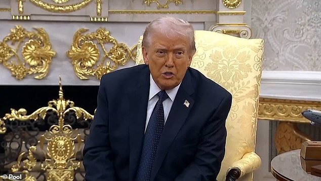 स्टारमरने ग्रेट ब्रिटनमधून ‘महान’ घेतले: ‘रणनीतीदृष्ट्या निरक्षर’ पंतप्रधान ट्रम्प यांनी ‘चर्चिल नव्हे’ म्हणून उपहास केला… नेल्सन त्याच्या थडग्यात फिरत असताना ब्रिटिश तळावर हल्ला केल्यामुळे बंदरात अडकलेल्या नौदलासह