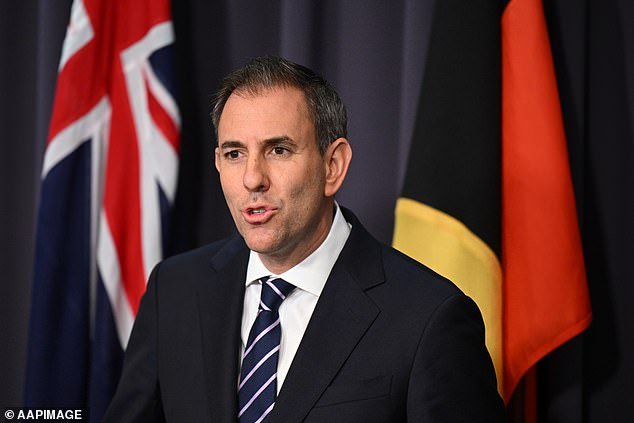 मध्य पूर्वेतील संघर्ष वाढल्याने ऑस्ट्रेलियामध्ये पेट्रोलचे दर प्रति लिटर $3 पर्यंत वाढू शकतात या भीतीने जिम चालमर्स यांनी इंधनावरील करात कपात करण्यास नकार दिला आहे.