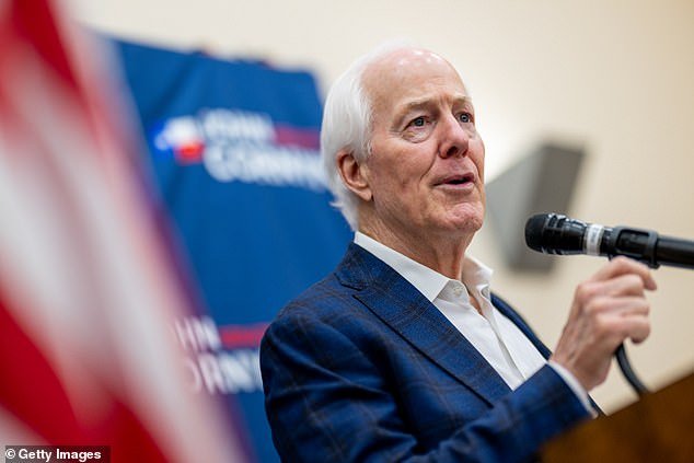 टेक्सासमधील एका जबरदस्त फिनालेमध्ये सर्वोच्च सिनेट रिपब्लिकनला घोटाळ्यात अडकलेल्या केन पॅक्स्टनने खेचून आणले.