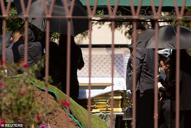 कार्टेल लीडर एल मेन्चोच्या मृत्यूमुळे मेक्सिकोमध्ये अराजकता पसरल्यानंतर त्याला सोन्याच्या शवपेटीमध्ये पुरण्यात आले आहे.