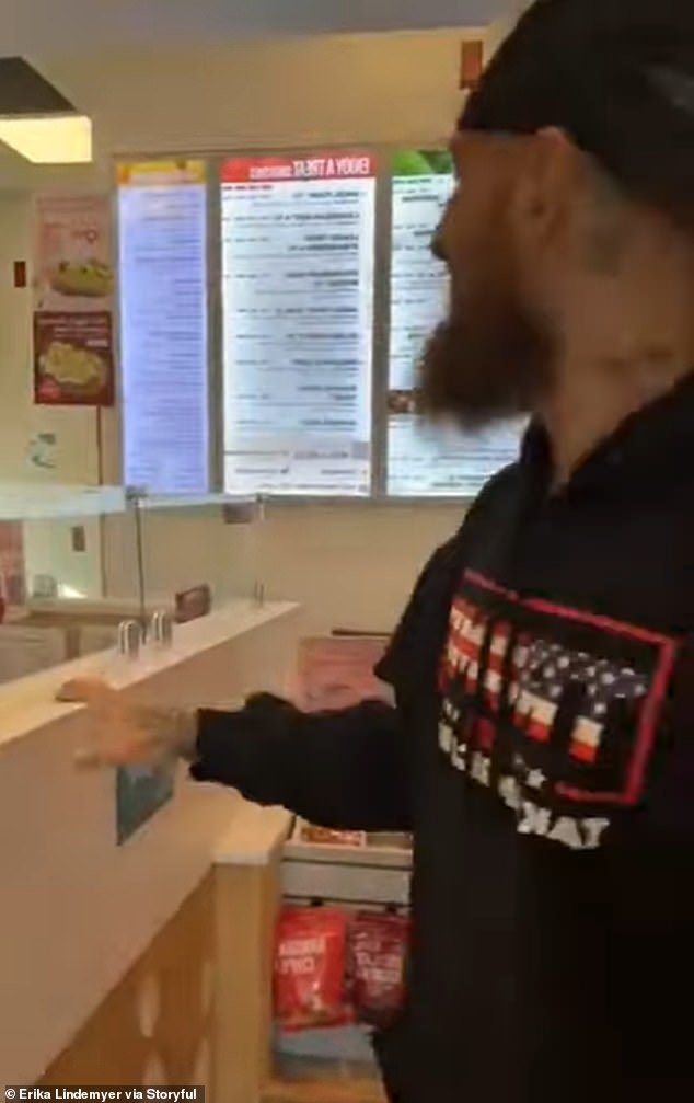 मिशिगनमधील ज्यूसच्या दुकानातील कामगारांना ट्रम्प जॅकेट घातलेल्या माणसाला सेवा देण्यास नकार दिल्याने कामावरून काढून टाकण्यात आले.