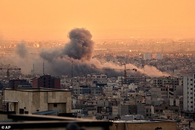 100,000 हून अधिक ब्रिटन युद्धग्रस्त मध्य पूर्वेतून बाहेर पडण्याचा मार्ग शोधत असताना सरकारने आज रात्री ओमानमधून आपत्कालीन निर्वासन विमान चार्टर्ड केले आहे.