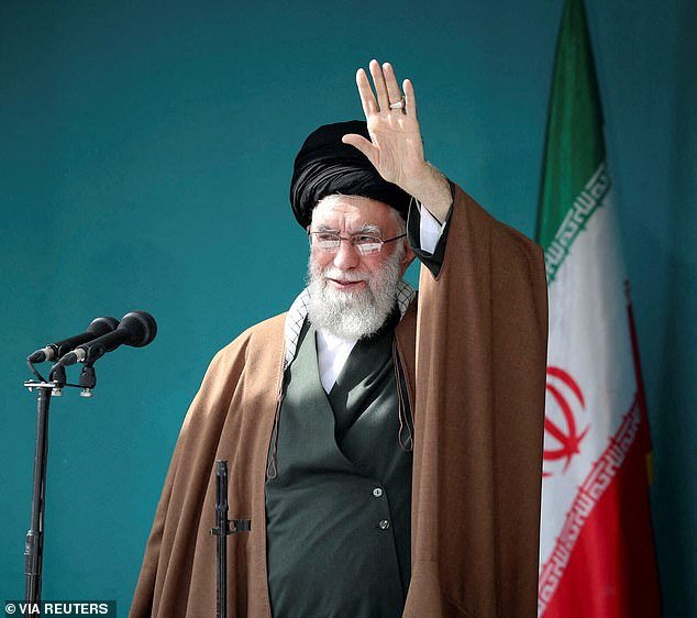 इराणने तेहरानच्या ग्रँड मशिदीत तीन दिवसीय समारंभ सुरू होण्याच्या काही तास आधी अयातुल्ला खमेनी यांचे राज्य अंत्यविधी पुढे ढकलले, कारण इस्रायल आणि अमेरिकेने शहरावर बॉम्बस्फोट सुरू ठेवले आहेत.