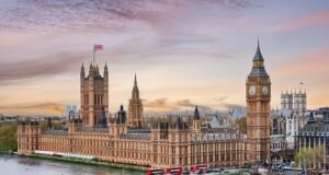 चीनसाठी हेरगिरी केल्याच्या संशयावरून दहशतवादविरोधी पोलिसांनी अटक केलेल्या तिघांमध्ये विद्यमान खासदारांचे सहकारी आणि माजी कामगार खासदार यांचा समावेश आहे.