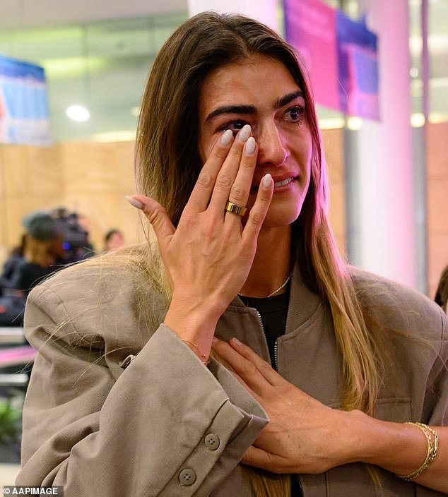 इराणी संघर्षाचा उद्रेक झाल्यापासून ऑस्ट्रेलियन लोकांना घेऊन जाणारे मध्यपूर्वेतील पहिले उड्डाण म्हणून आनंदाचे अश्रू सिडनी येथे आले आणि प्रियजनांनी सुटकेचा नि:श्वास सोडला – परंतु हजारो लोक अडकून पडले आहेत.