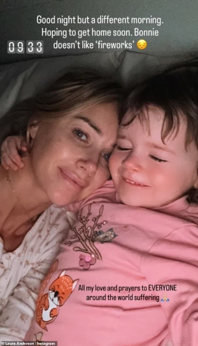 प्रभावशाली निर्गमन: लॉरा अँडरसन ‘सुरक्षित आकाशासाठी प्रार्थना करत आहे’ कारण ती दुबईच्या बाहेर एडिनबर्गला उड्डाण घेण्यास व्यवस्थापित करते – कारण सॅम गौलँडने अनेक रद्द केल्यानंतर विमानतळावर चौथ्या फ्लाइटचा प्रयत्न केला