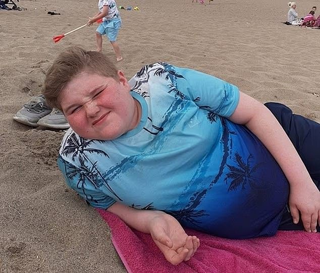 आपल्या मित्राचा मृत्यू झालेल्या कार अपघातातून वाचलेल्या किशोरने आश्चर्यकारक पुनर्प्राप्ती केली – पोलिसांनी त्याच्या पालकांना सांगितल्यानंतर तो मरण पावला आणि दुसऱ्या कुटुंबाला त्यांचा मुलगा जिवंत असल्याचे सांगितले.