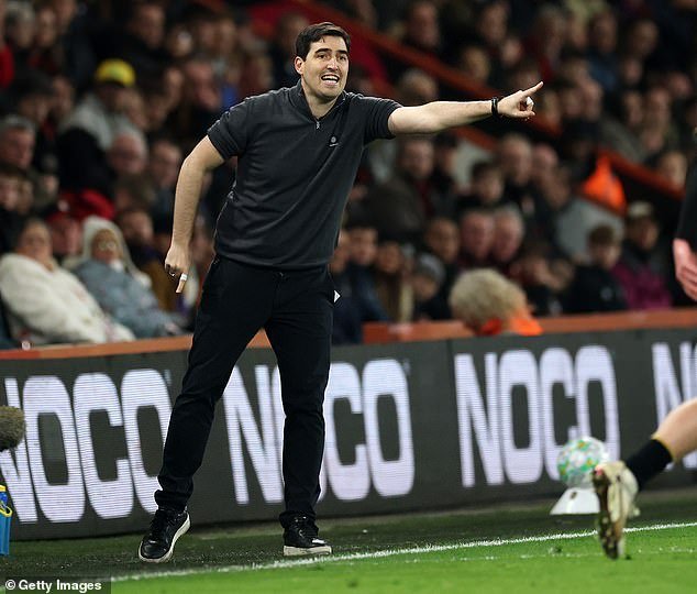 प्रीमियर लीगचा बॉस सध्याच्या क्लबमध्ये ‘खूप आनंदी’ असल्याचे सांगून स्पर्स आणि क्रिस्टल पॅलेससह नवीन सौद्यांचा विचार करत आहे