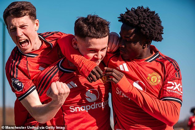 जुना ब्लॉक बंद करा! सुपर-सब काई रुनीने मॅन युनायटेड U18 साठी एक बर्फ-कोल्ड फिनिश तयार केले – आणि सर जिम रॅटक्लिफ यांनी स्टँडवरून पाहिले