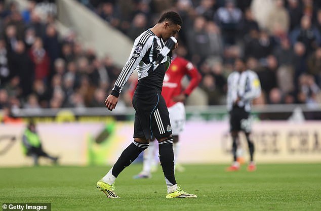 न्यूकॅसल स्टारने गोंधळलेल्या पहिल्या सहामाहीत डायव्हिंगसाठी दुसऱ्या पिवळ्या नंतर मॅन युनायटेड विरुद्ध रवाना केल्याने मोठा वाद