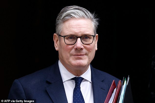 रेड एडने कॅबिनेट बंडाचे नेतृत्व केले आणि “इराणवर बॉम्बस्फोट करण्यासाठी ब्रिटीश तळ वापरण्याची ट्रम्पची विनंती नाकारली” – “कामगारांसाठी चांगली गोष्ट” आहे की नाही यावर चर्चा केल्यानंतर.