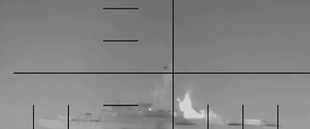 माजी रॉयल नेव्ही कमांडर म्हणतात की ‘भयंकर पण सहन करण्यायोग्य’ यूएस टॉर्पेडो इराणी युद्धनौकेने मारल्याने संघर्ष ‘महायुद्ध’ बनतो – आणि जहाजावरील खलाशांसाठी हा धक्का कसा असेल याचे वर्णन करतो