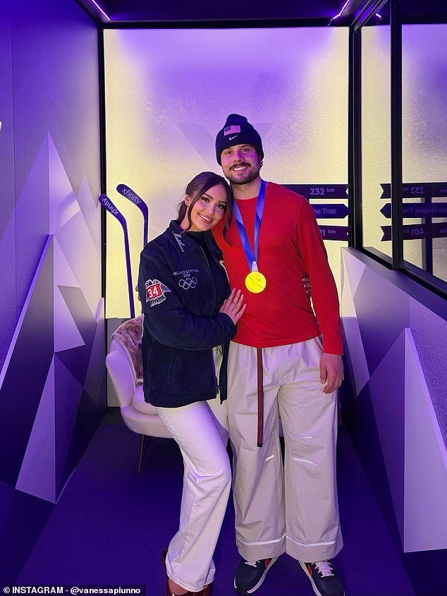 टीम यूएसए हिवाळी ऑलिंपिक हॉकी स्टार सुवर्णपदक जिंकल्यानंतर काही आठवड्यांनंतर एका नवीन मैत्रिणीसह सार्वजनिक झाला आहे