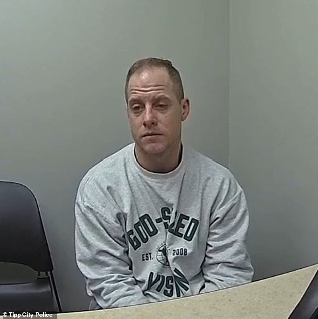 अमेरिकन आयडॉल कॅलेब फ्लिनची मुले आपल्या पत्नीच्या हत्येसाठी तुरुंगात असताना कुटुंबाच्या आर्थिक संरक्षणासाठी प्रतिबंधात्मक आदेश शोधत आहेत.