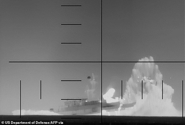 अल्बानीजने इराणी युद्धनौका बुडवणाऱ्या अमेरिकन पाणबुडीवर तीन ऑस्ट्रेलियन कर्मचाऱ्यांच्या उपस्थितीची पुष्टी केली.