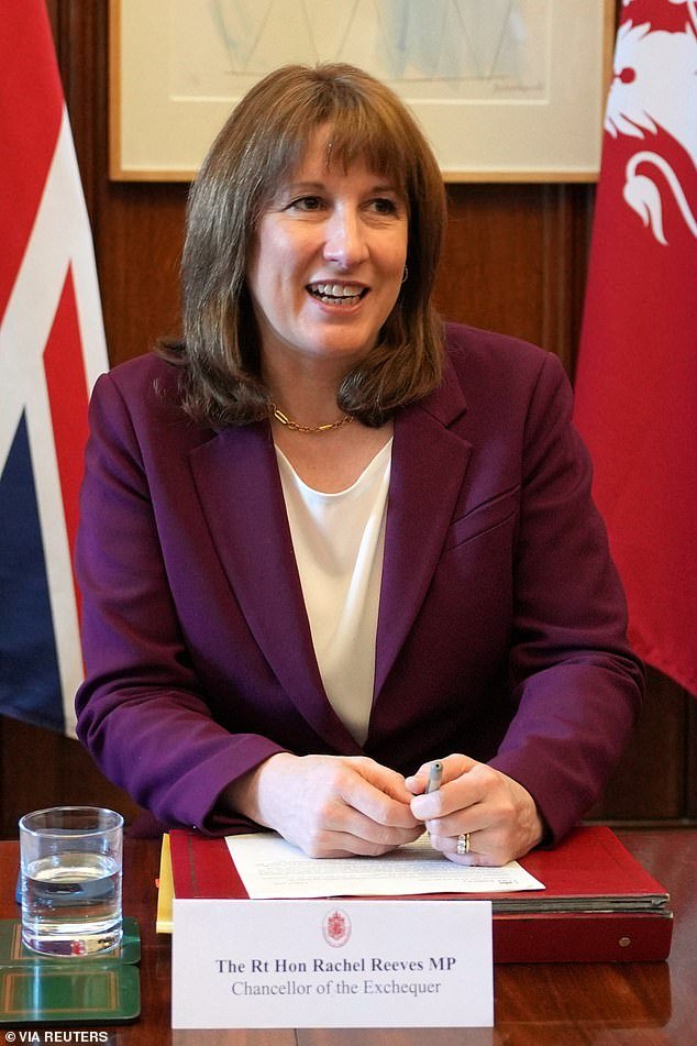 ‘दीर्घकाळ चालणारे’ मध्य पूर्व संकट रेचेल रीव्हजच्या योजनांद्वारे विध्वंसक चेंडू पाठवते म्हणून मंत्री ‘ब्रिटनला वाढत्या उर्जा बिलांपासून बाहेर काढण्याची तयारी करतात’