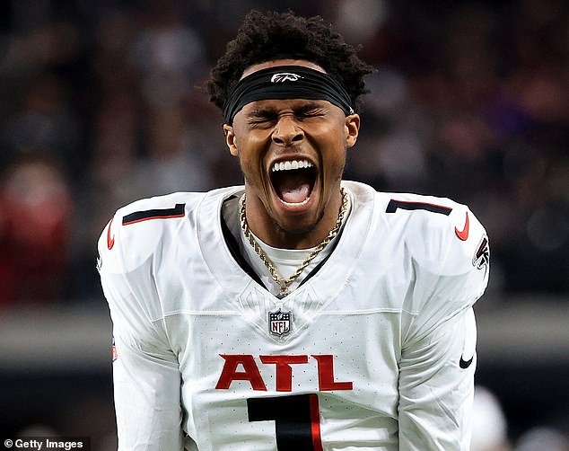 एनएफएल संघ सावध आहेत कारण अटलांटा फाल्कन्सने डार्नेल मूनीला आश्चर्यकारक चालीत सोडण्याची योजना आखली आहे