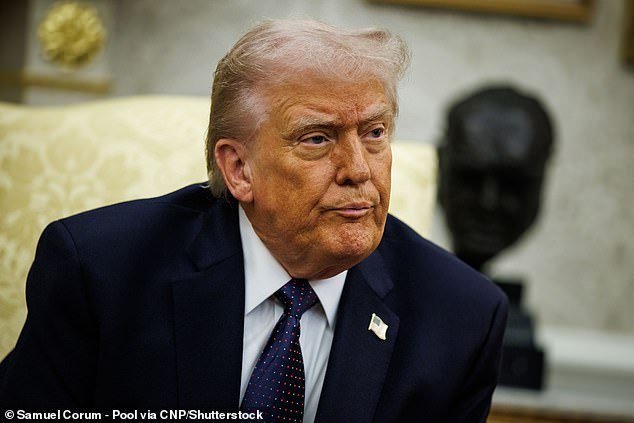 ट्रम्प यांनी क्रिस्टी नोएमला चालू केले कारण आतल्या व्यक्तींनी तो स्फोट घडवून आणला आणि विचारले: ‘मी तिला काढून टाकू का?’